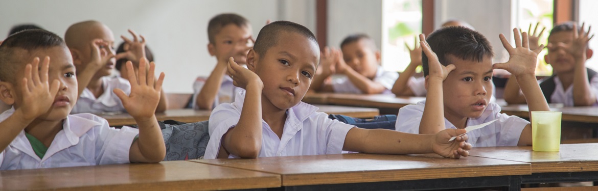 Ensino a Crianças na Tribo na Tailândia
